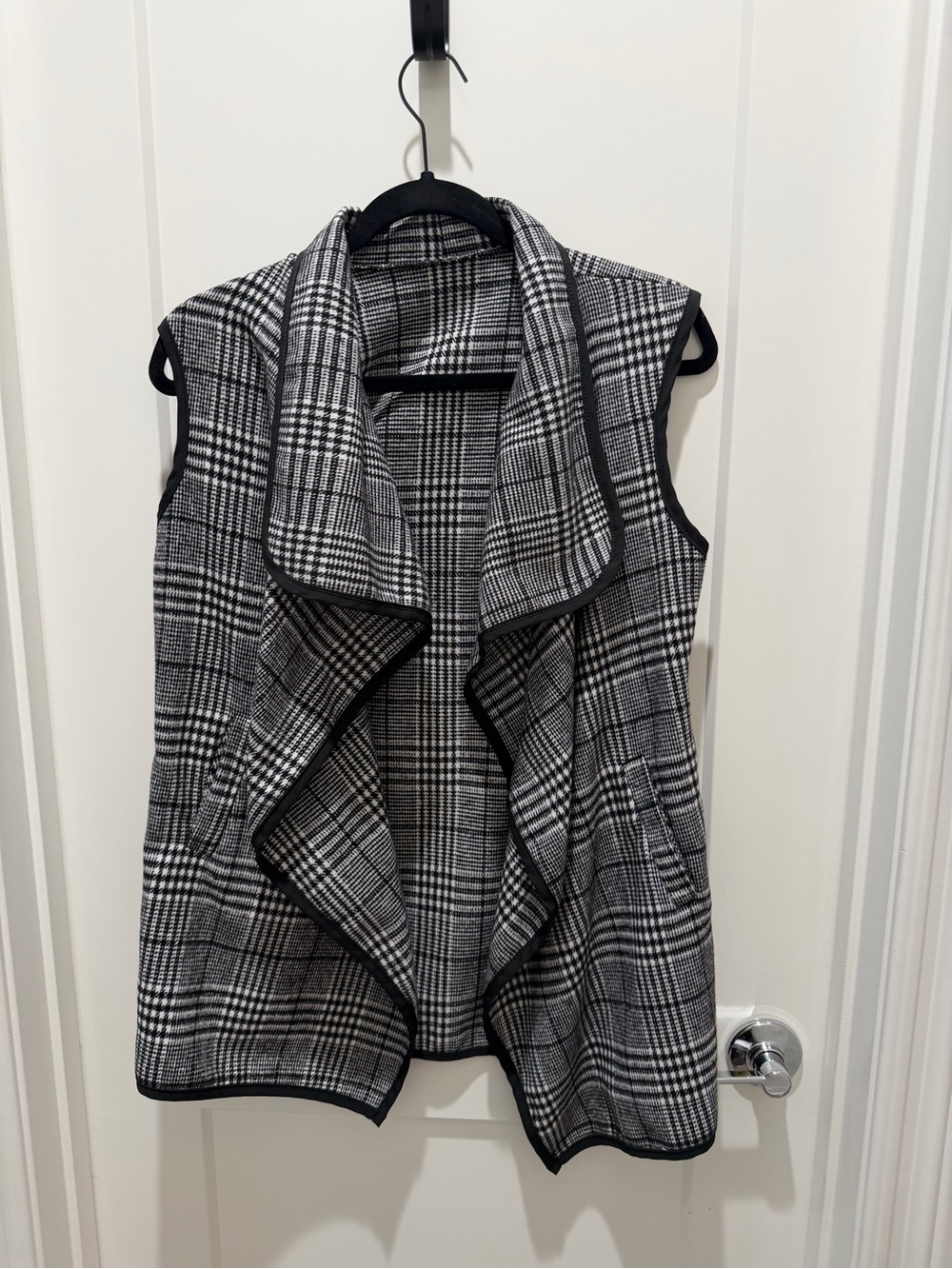 Plaid Open-Front Sleeveless Vest in Black and White